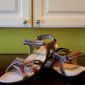 Muk Luks Sport Sandals womens size 8 / multicolor / EUC